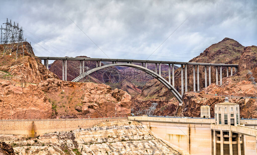 迈克奥卡拉汉帕特蒂尔曼纪念桥或横跨美国科罗拉多河的胡图片
