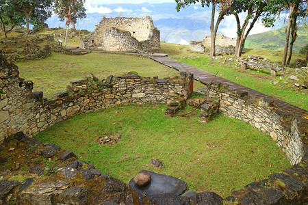 位于南美洲北秘鲁亚马逊地区的Kuelap考古纪元中心内圆环房屋的废墟中图片