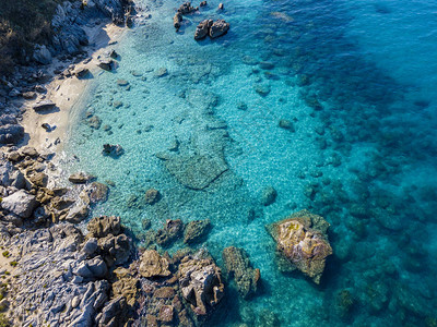 特罗佩亚海滩水晶般清澈的海水和出现在海滩上的岩石的鸟瞰图意大利卡拉布里亚游泳者图片