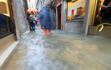 意大利威尼斯狭窄街道上水位高的人背景图片