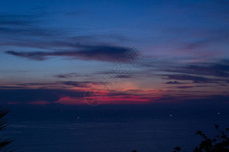 泰国普吉PhuketThailand的KaronViewpoint上方看到黑暗和充满活力的日落海洋云层厚图片