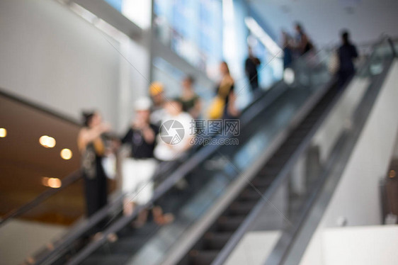 购物中心扶梯上的人模糊不图片