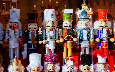 德国柏林冬季亚历山大广场圣诞市场的胡桃夹子AdventFair装饰和集市上的工艺品摊位德国街头图片