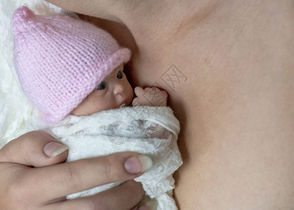 以重生娃为代表的带子毯包裹的新生儿早产婴儿图片