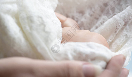 与母亲手包着带条的新生儿早产婴儿图片