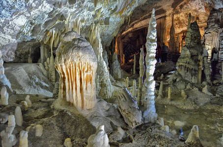 地下洞穴中钟乳石和笋的美丽景色图片