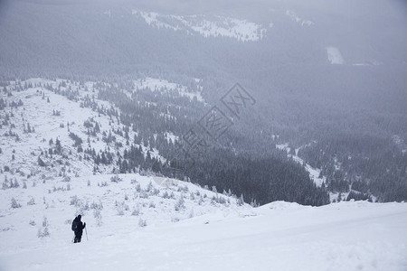 美丽的冬季山地景观冬天风景山林中新图片