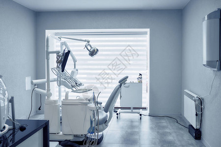 从牙医办公室的专业牙科设备和现代工具的角度看用于诊所牙科手术的计算机设备和座椅口腔医学图片
