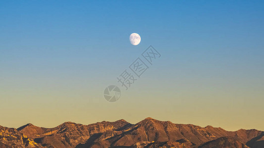 全景框架月升在普罗沃峡谷崎岖的山脉上图片