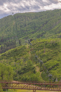 公园城山的空中景象是夏季的徒步行走和椅子吊车图片