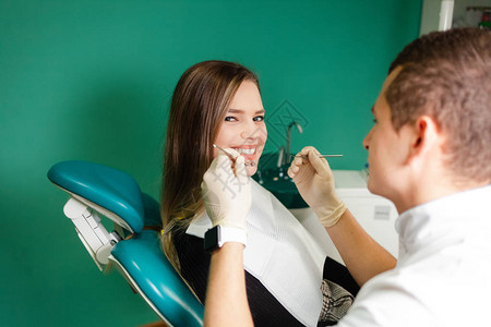 牙科医生检查病人的牙齿图片