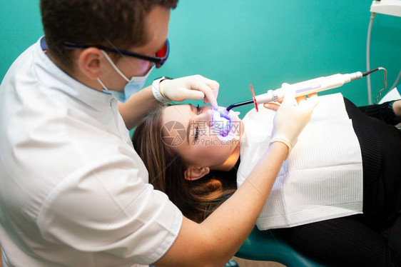 牙科医生在病人牙齿上用图片