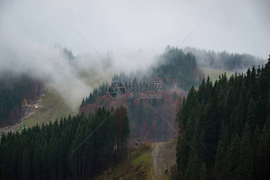 喀尔巴阡山脉景观录像在雨中雾图片
