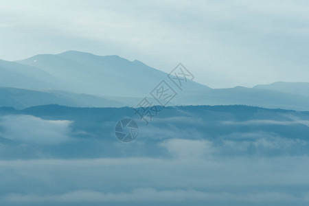 清凉的烟雾中温柔的山丘清晨轻柔的光芒背景图片