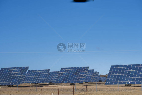 带追踪田的太阳能电池板图片