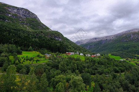 在挪威沃斯岛的Naeroydalen山谷和Stalheim山峰图片