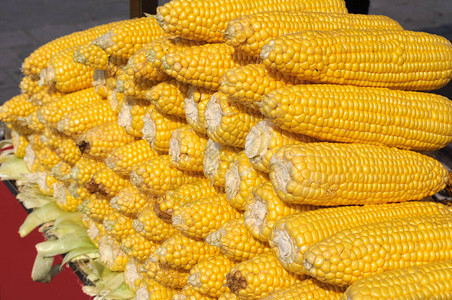土耳其伊斯坦布尔街头市场新鲜玉米的图片