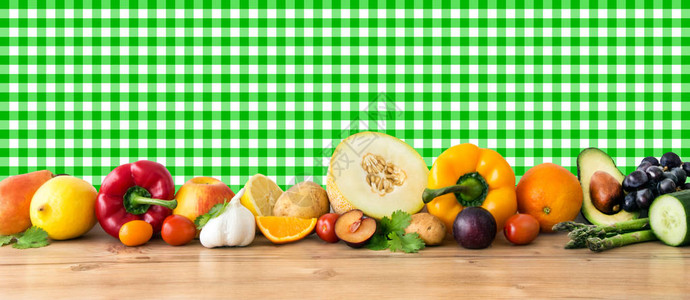木制背景上的水果和蔬菜图片