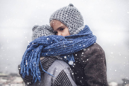 冬天下雪白色寒冷天气冬天户外生活方式特写肖像时图片