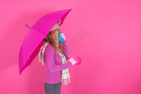 带手帕和雨伞戴彩色背图片
