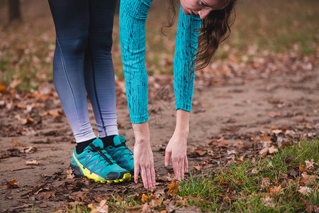 近身女站着向前弯腰户外站在高图片