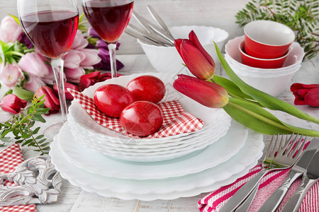复活节装饰桌红郁金香配有红色复活节鸡图片