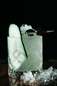 含碎冰和黄瓜伏特加的酒精饮料配以橄图片