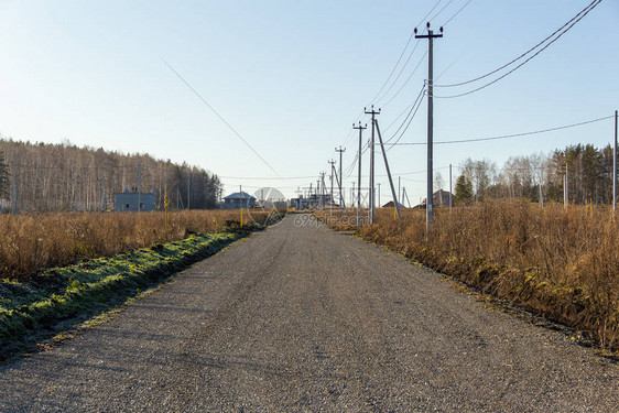 村庄里有电线杆的土路秋天阳光明媚图片