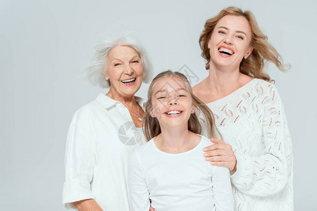 微笑着的孙女母亲和祖母看着在灰色上被图片