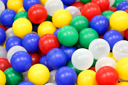 儿童游乐场上有明亮的彩色塑料球的游泳池图片
