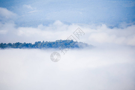 云中山岳雾中美丽的山地风景云图片