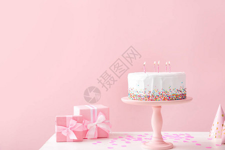 美味的生日蛋糕在彩色背景下图片