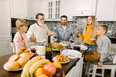 感恩节或圣诞晚餐家庭在图片