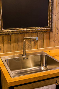 内部木制厨房的现代水槽图片