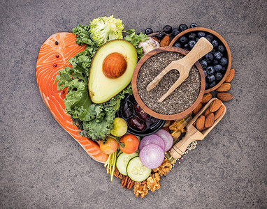 生酮低碳水化合物饮食概念的心形黑石背景下健康食品选择的成分不饱和脂肪的均衡健康成分对心背景图片