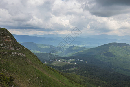 喀尔巴阡山脉的青山图片