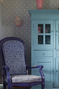 蓝色餐厅的蓝色椅子和蓝色装饰墙壁图片