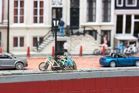 市街灯柱上的自行车户外微型场景欧洲的迷你数字图片