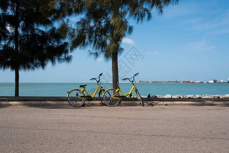 海上马六甲海峡两条路边停泊的海路图片