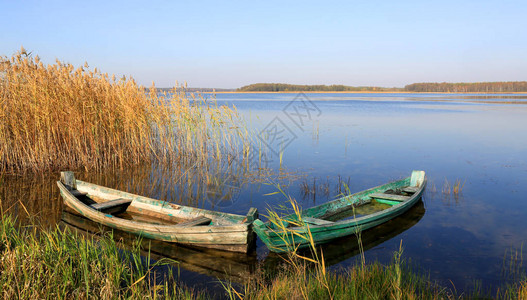秋日美好的湖水中两艘木船图片