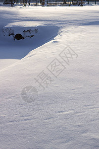 高原上有许多脚印上面覆盖着雪中的道路图片