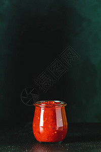 天然罐装热番茄酱巧克力加辣椒或Adjika图片