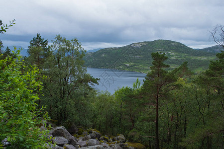 Revsvatnet湖上午挪威Preikestolen小道图片