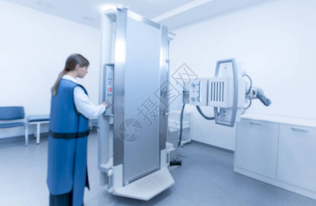 女穿着特殊防护服准备使用X射线设备现代实验室复印空图片