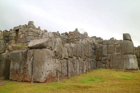 秘鲁库斯科SacsayhuamanIncas历史堡垒的太阳门位于路标上的INTII图片