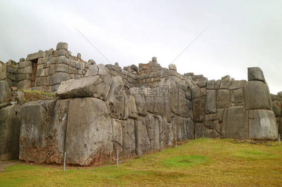 秘鲁库斯科SacsayhuamanIncas历史堡垒的太阳门位于路标上的INTII图片