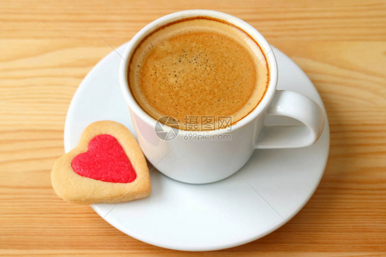 闭着的咖啡用心形饼干在图片