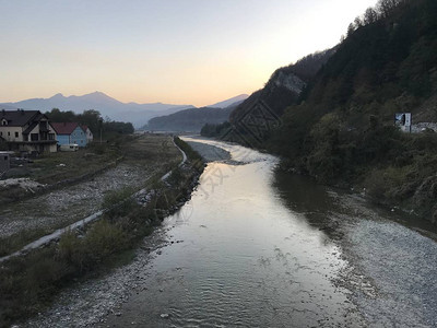 白天森林覆盖的群山中乡村附近浅图片