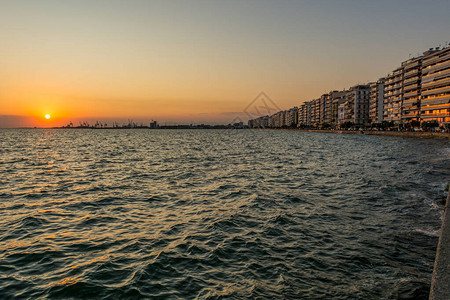 太阳落入Thermaic海湾的壮观全景图片