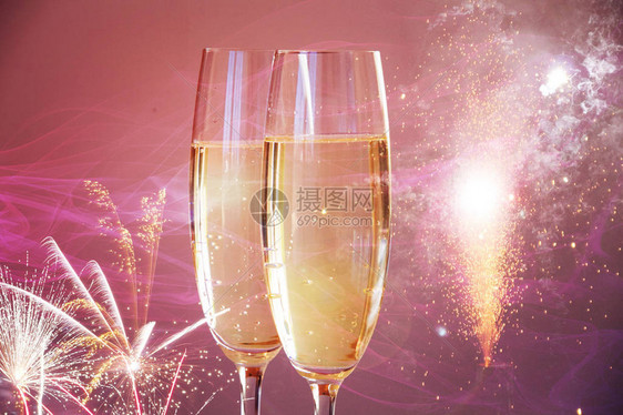 新年香槟酒杯和烟花背景图片